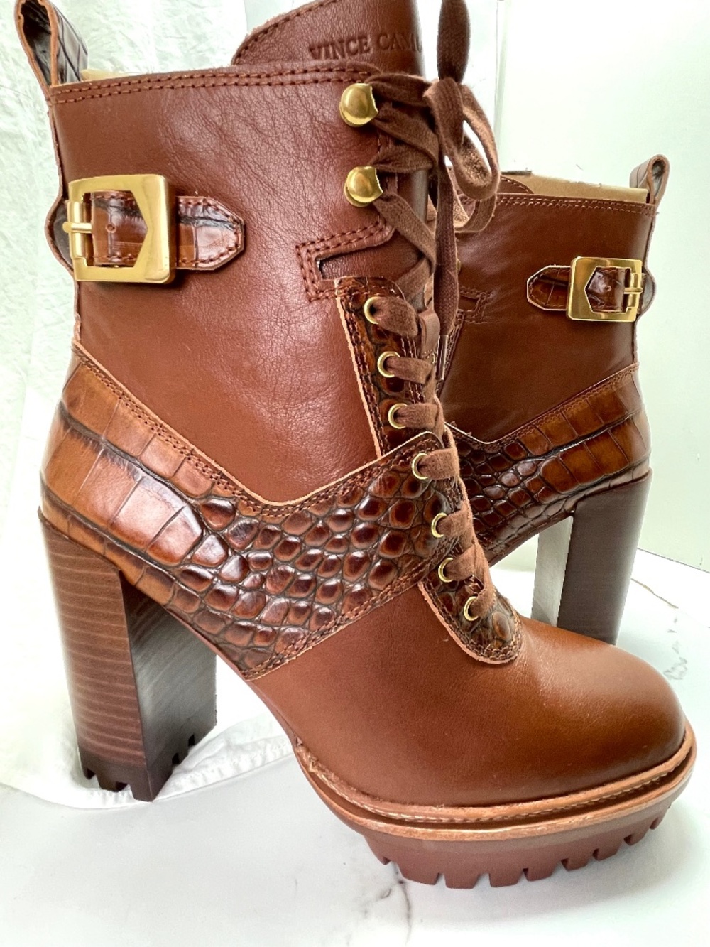 VINCE CAMUTO ELNOAH ANKLE BOOTS